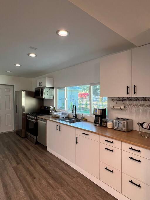Fully Remodeled 1-bedroom House With Massive Yard Villa