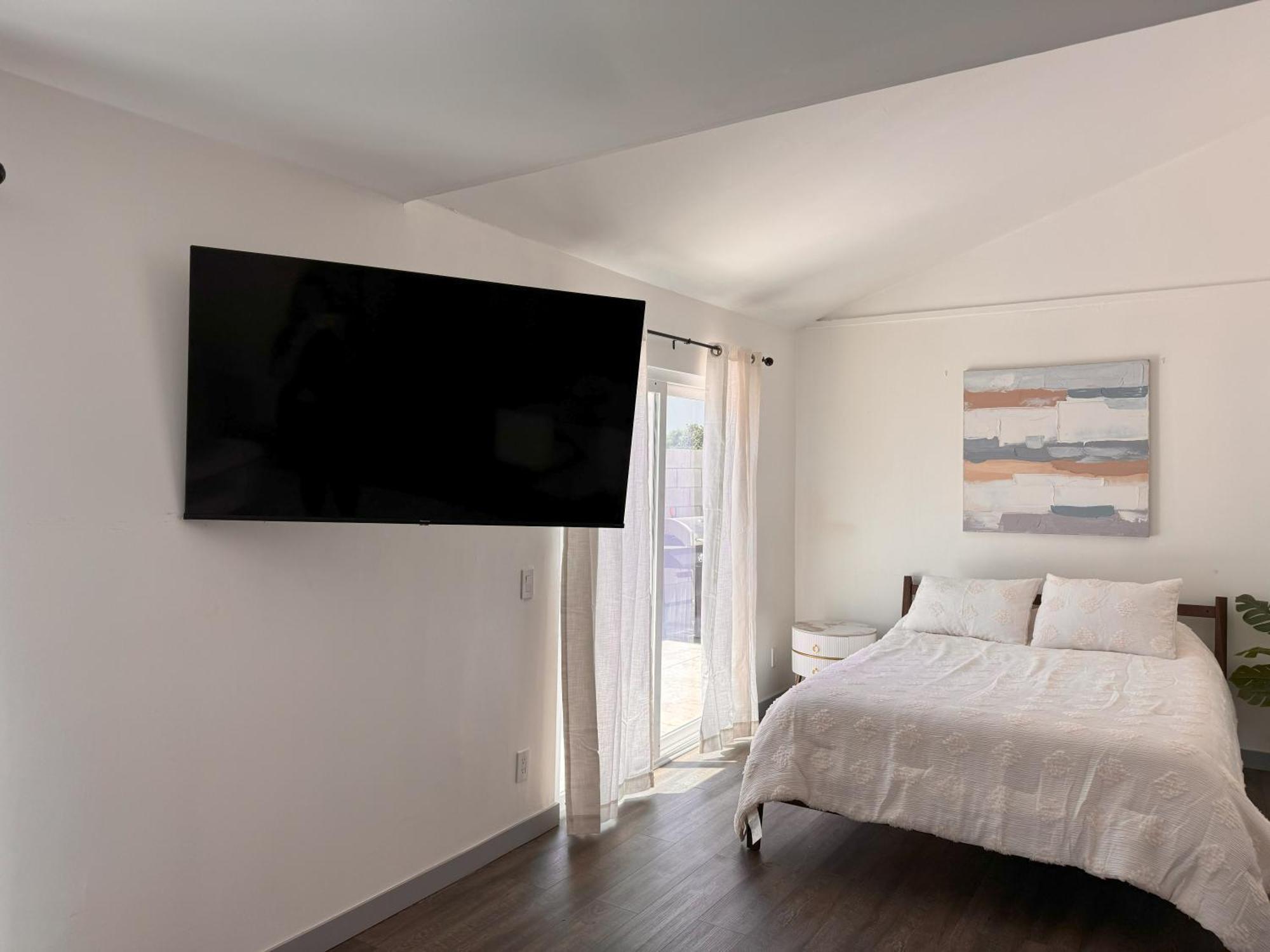 Fully Remodeled 1-bedroom House With Massive Yard Villa *